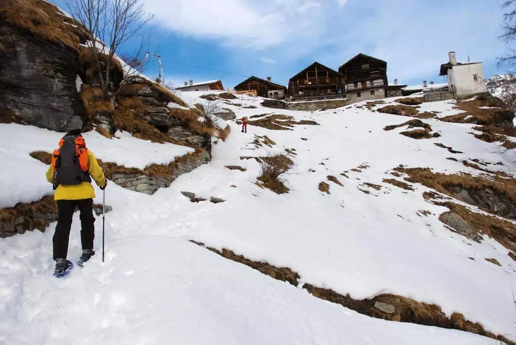 Ciaspolata Incantata: Alla Scoperta del Borgo Walser di Alpenzù nella Valle di Gressoney