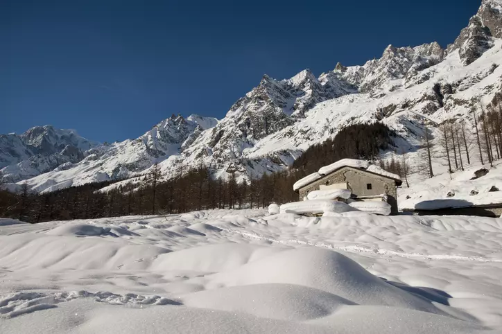 Esplorando la Valle d'Aosta Invernale: Quattro Itinerari Indimenticabili con le Ciaspole