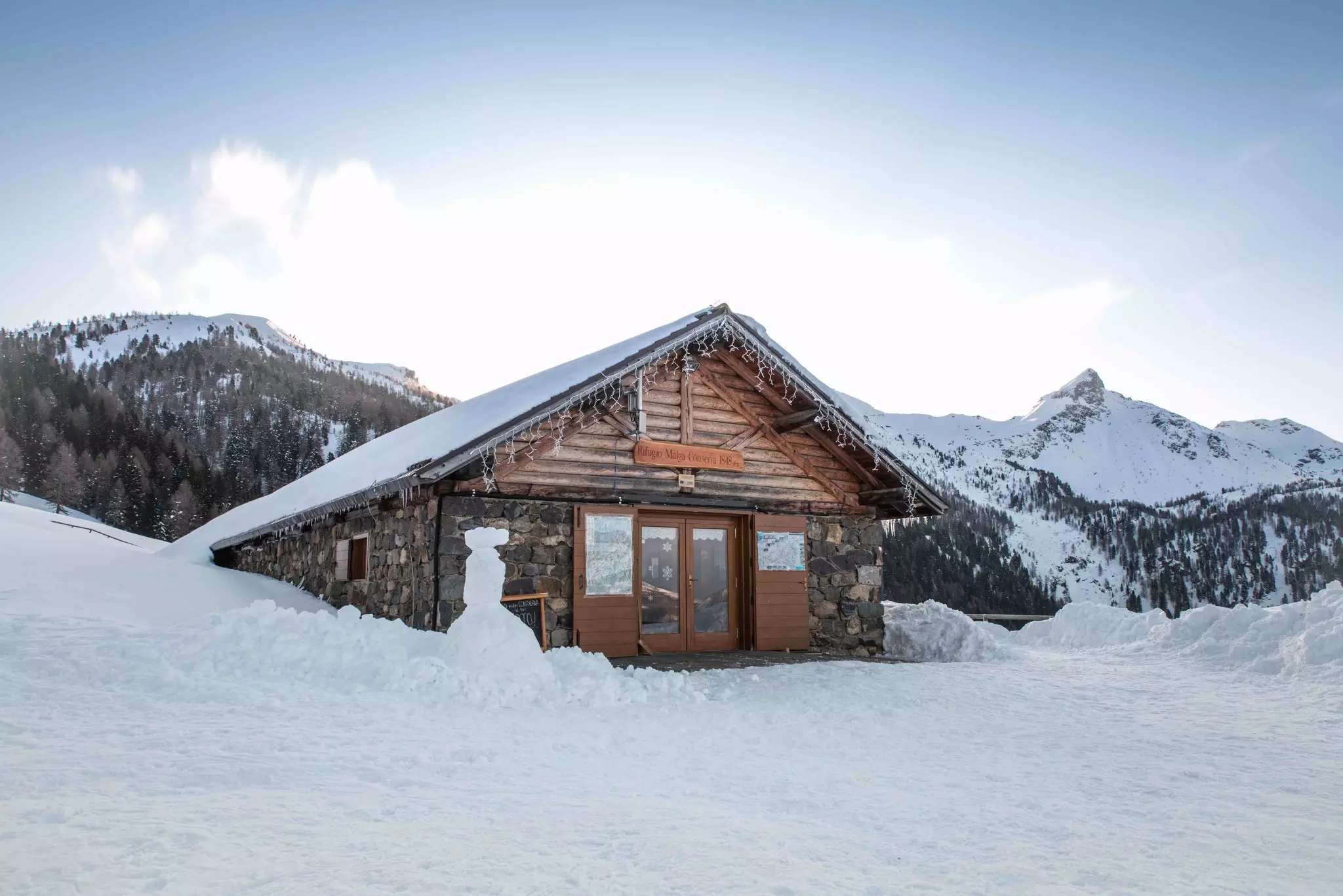 Avventure Invernali in Trentino: Percorsi Panoramici per Racchette da Neve