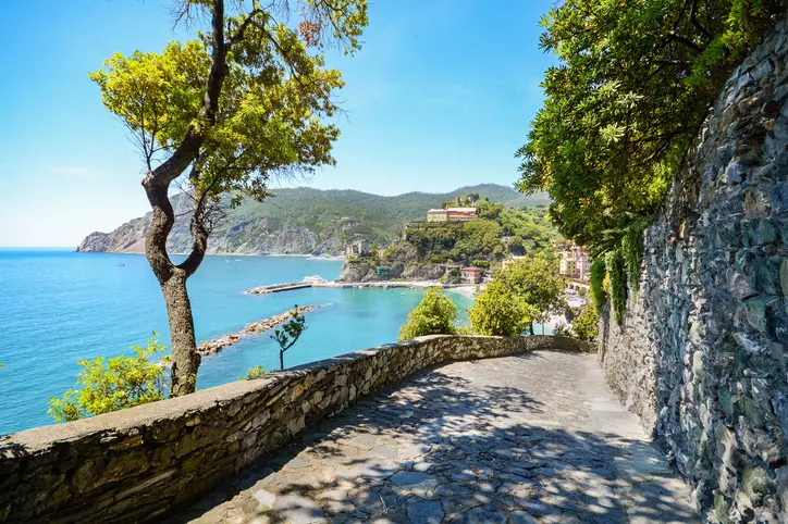 Scoprire la Riviera Ligure: Sei Itinerari Incantevoli per l'Inverno