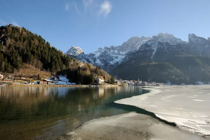 La magia dei laghi dolomitici: un viaggio incantato tra paesaggi invernali e promesse primaverili