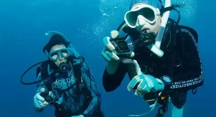 Scoperta Inaspettata: Madre e Figlia Sub Individuano la Più Grande Colonia di Coralli al Mondo