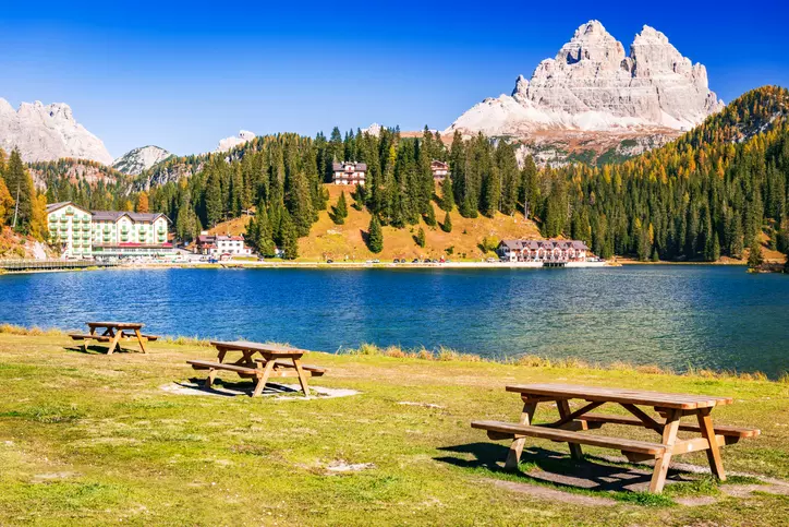 Esplorando le Dolomiti Venete: Itinerari Primaverili verso Rifugi Panoramici