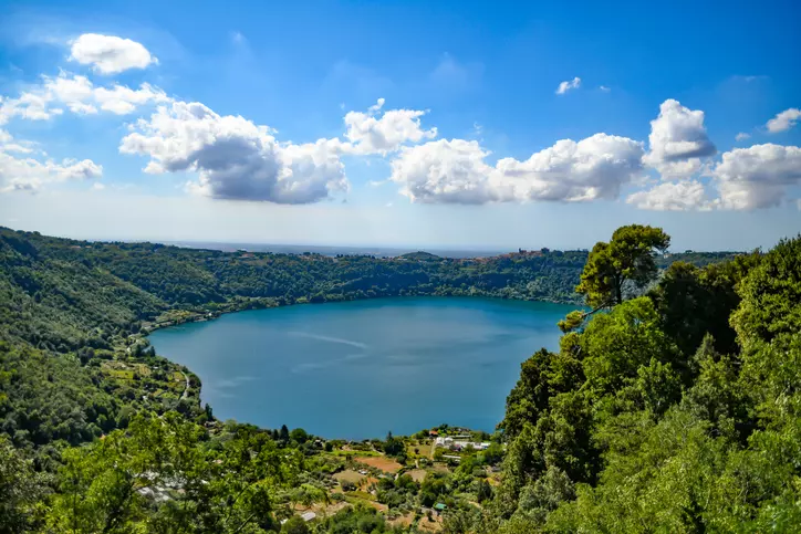 Itinerari primaverili tra laghi, borghi e paesaggi vulcanici del Lazio