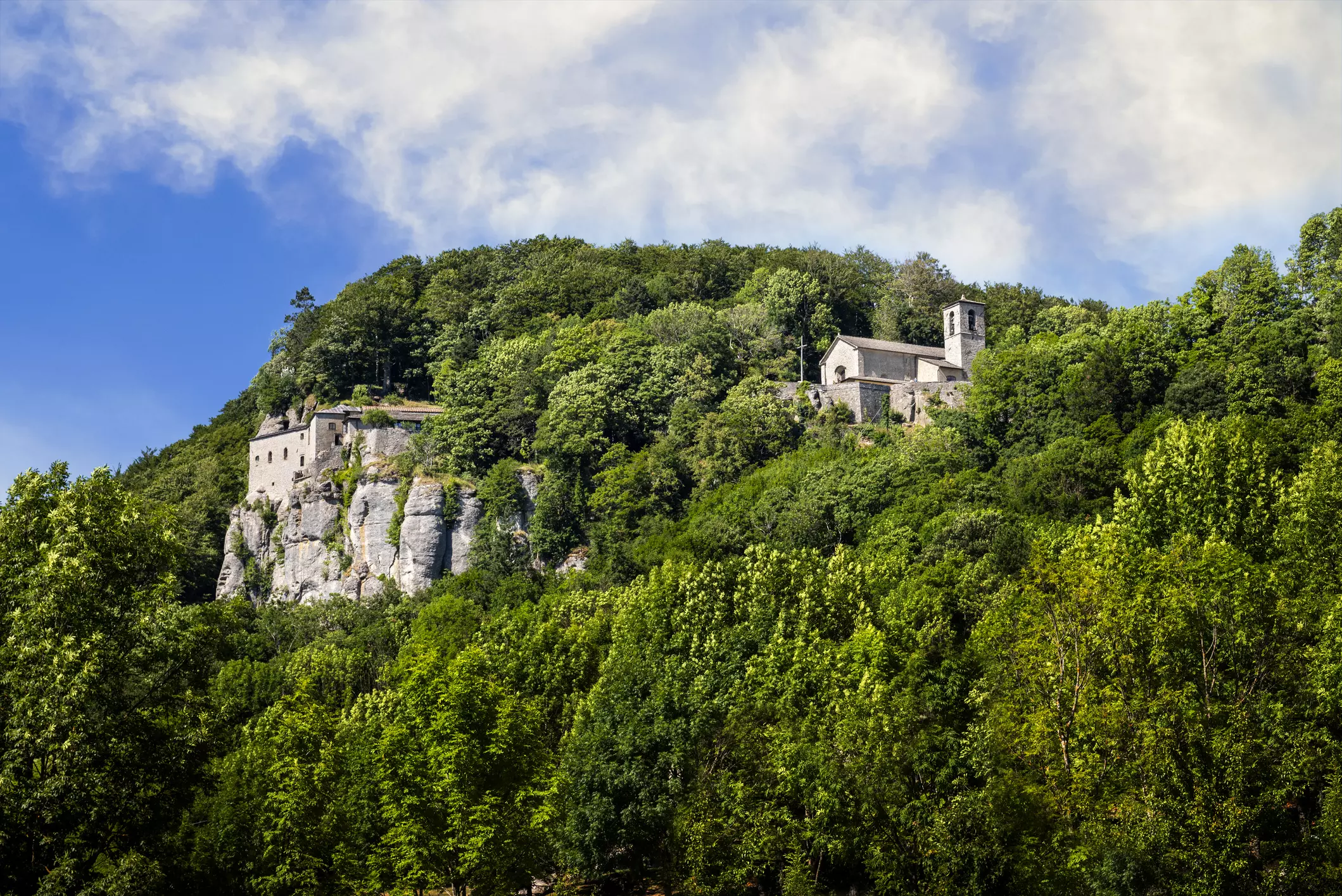 Il Santuario de La Verna: Un'Oasi di Pace tra Natura e Fede in Primavera