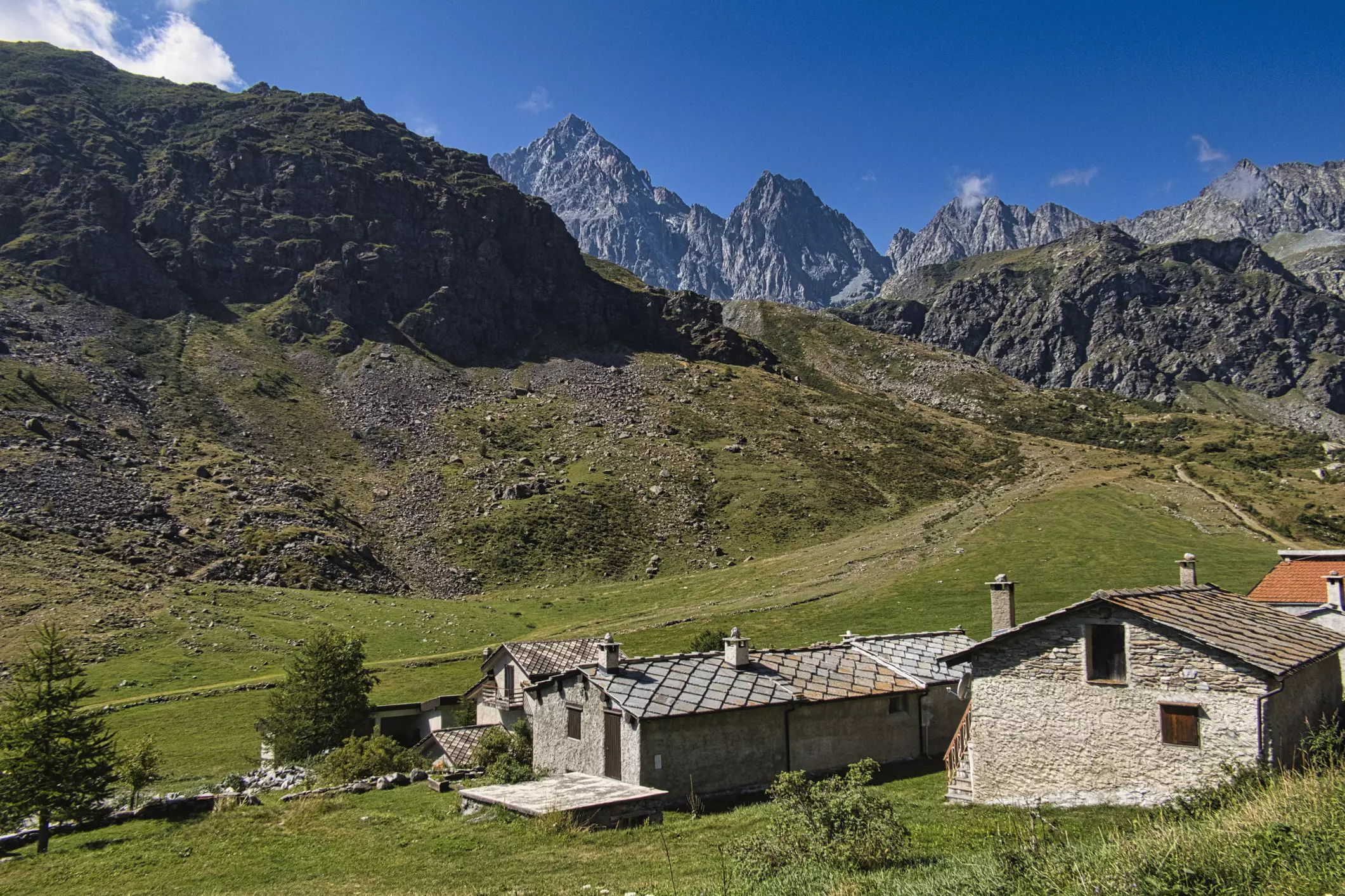 Val Camonica: Itinerari mozzafiato per il trekking primaverile