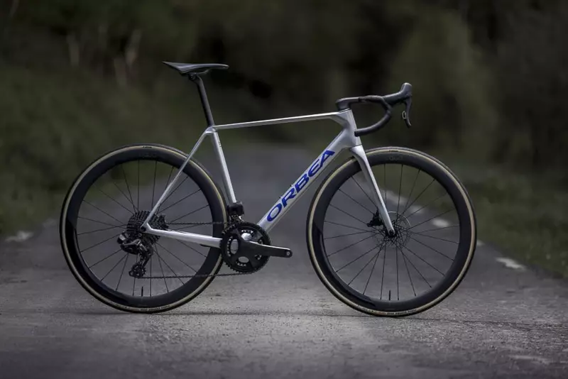 Orbea presenta le nuove biciclette con gruppi Campagnolo Record e Super Record: Dettagli e Costi