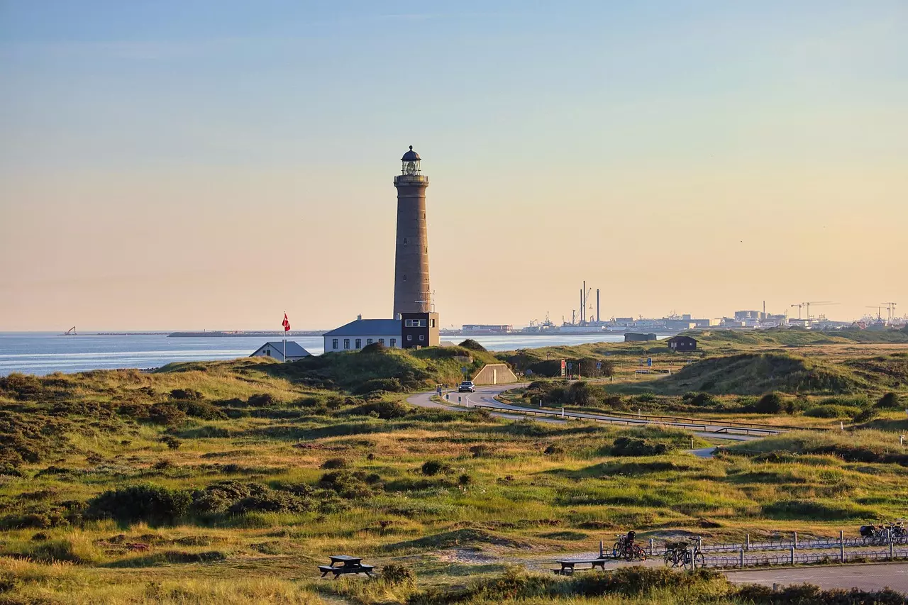 Ciclovia del Mare del Nord: un viaggio danese tra vento, dune e fari in bicicletta