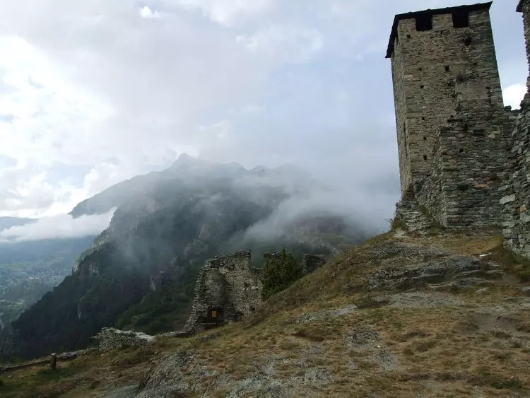 Valle d'Aosta: Tesori Nascosti tra Castelli e Paesaggi Alpini