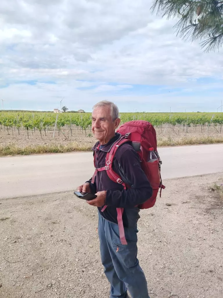 Anziano Pellegrino Derubato: Un Racconto di Fede, Furto e Solidarietà sulla Via Francigena