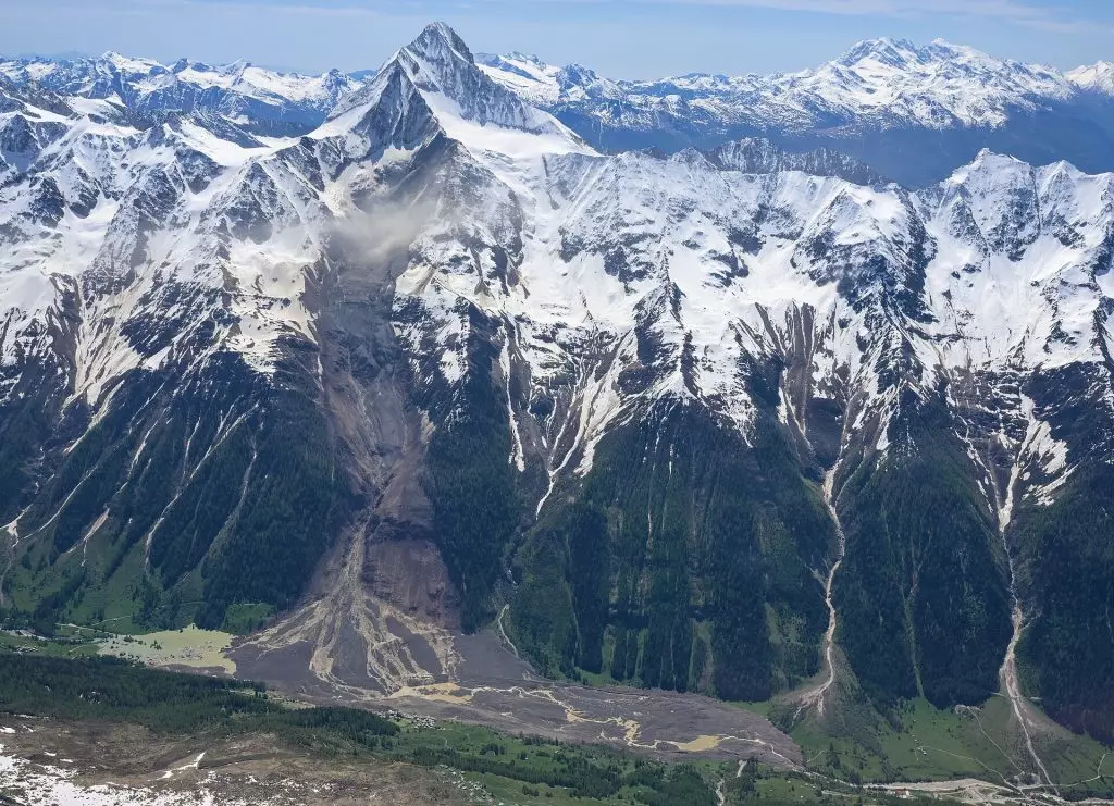 Blatten sotto Sorveglianza: Un Anno Dopo il Disastro, Rischio Ghiacciai in Valais