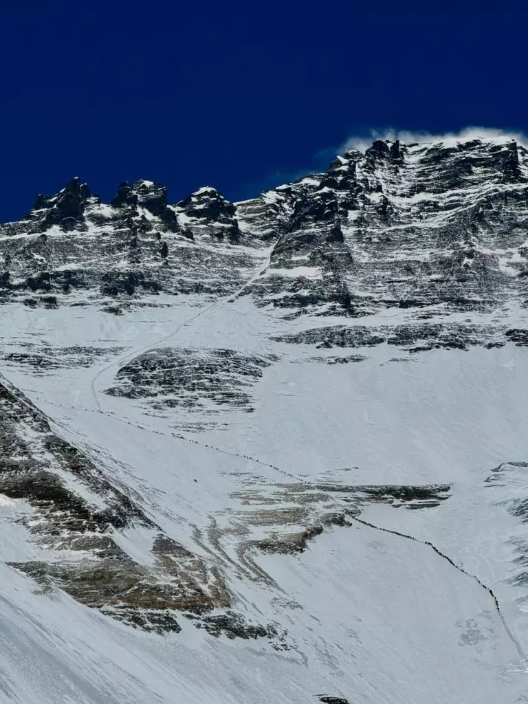 Everest: Il Fascino Controverso di una Vetta Desiderata nell'Era Moderna