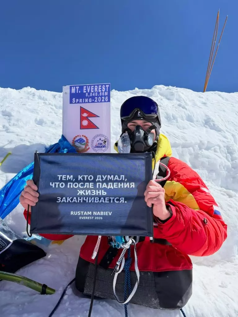 Rustam Nabiev: La Conquista dell'Everest con la Forza della Volontà
