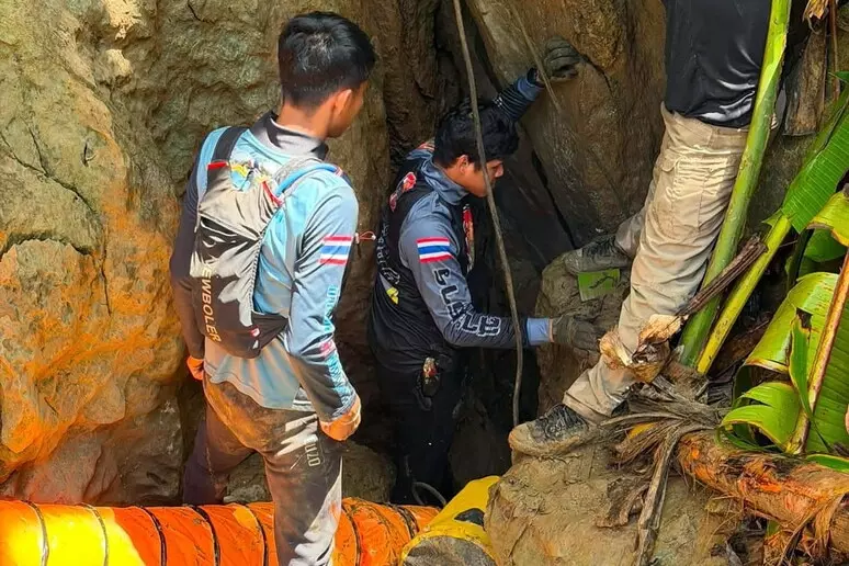 Cinque Cercatori d'Oro Tratti in Salvo Dopo Oltre una Settimana Intrappolati in una Grotta Allagata nel Laos