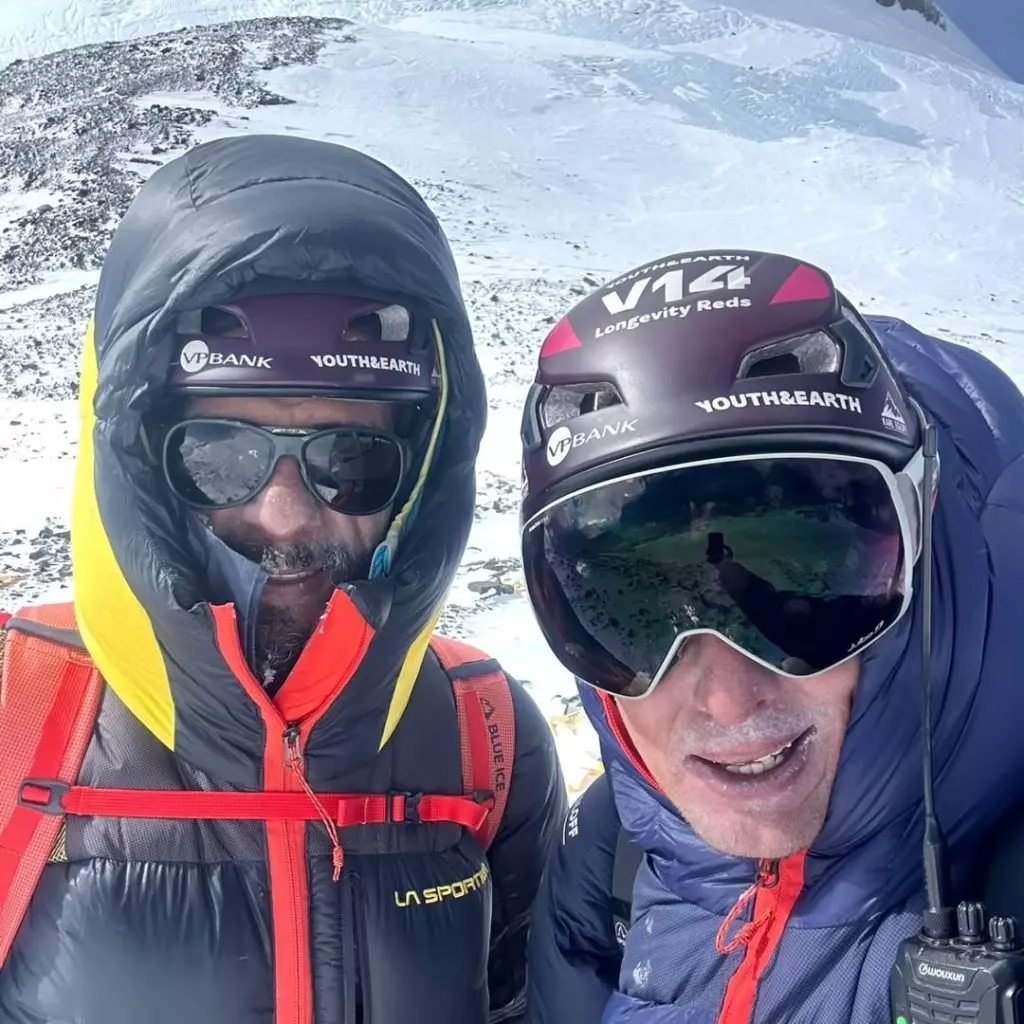 Record sull'Everest: La Controversia tra Prestazione Pura e Supporto Tecnologico