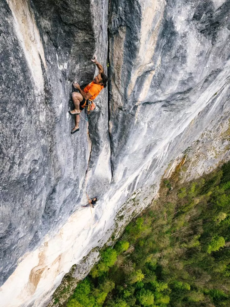 Alexander Huber Completa la Via "Feuersalamander" sulla Gsslerwand Dopo Vent'anni