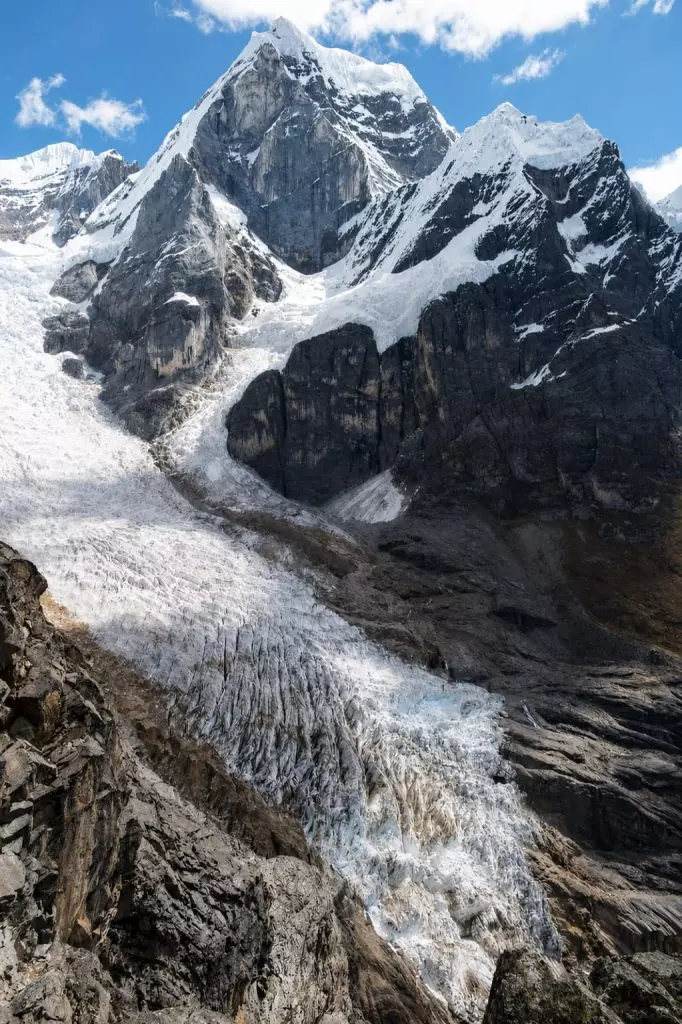 Scalatori Italiani Mirano a una Nuova Ascensione sul Siula Grande, la Vetta Resa Celebre da "Touching the Void"