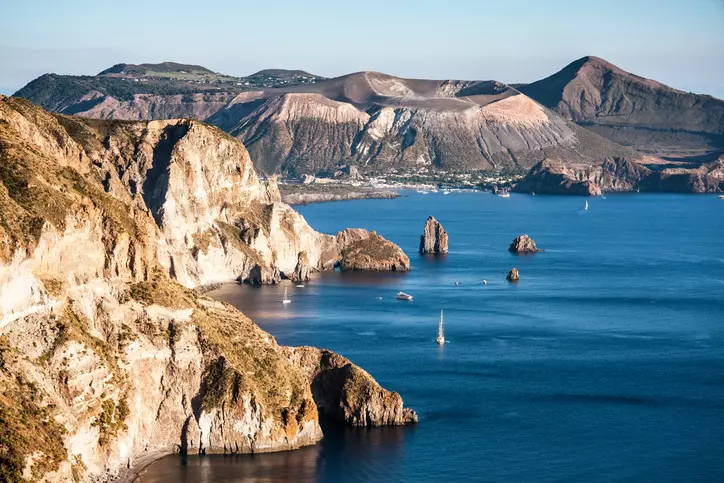 Il Percorso delle Sette Gemme: Biodiversità Eoliana e il Sogno Incompiuto del Parco Nazionale