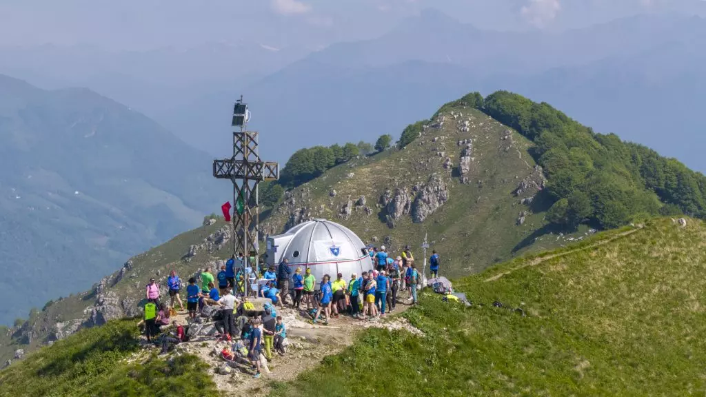 Il Ritorno del Bivacco Locatelli: Un Simbolo Restaurato sul Monte Due Mani