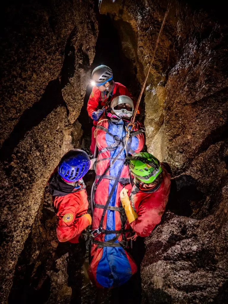 Ampia Operazione di Salvataggio Nelle Profondità di Garessio: Speleologo Bloccato a 120 Metri