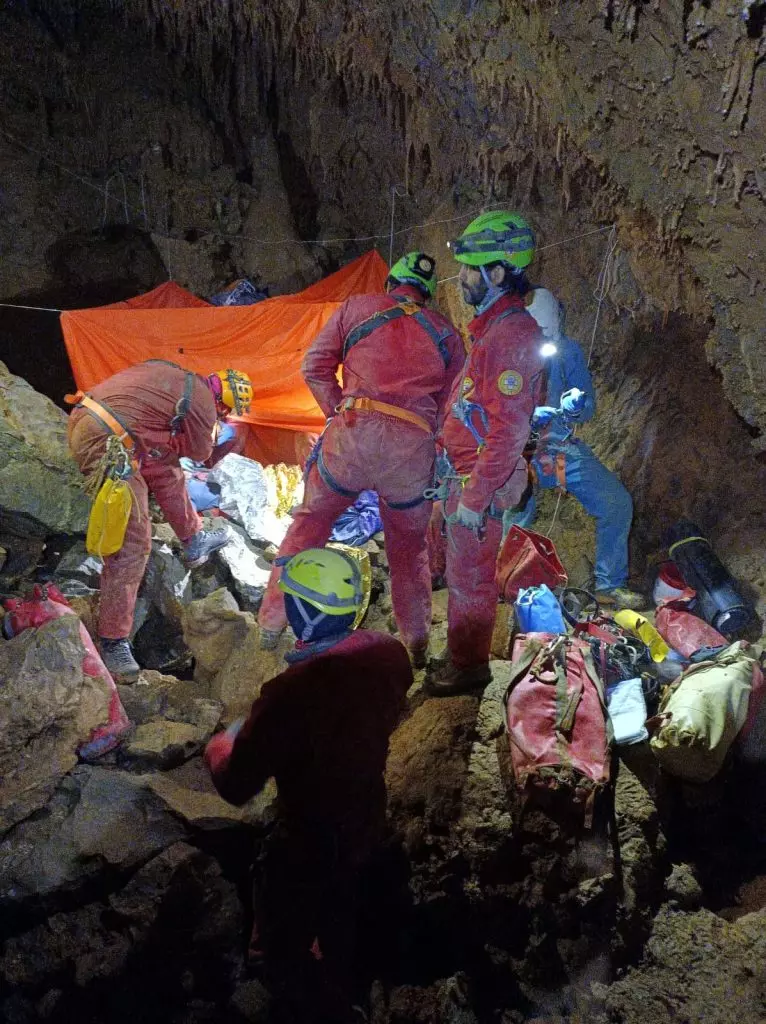 Speleologo Intrappolato in Grotta: Un'Operazione di Salvataggio Notturna di Successo