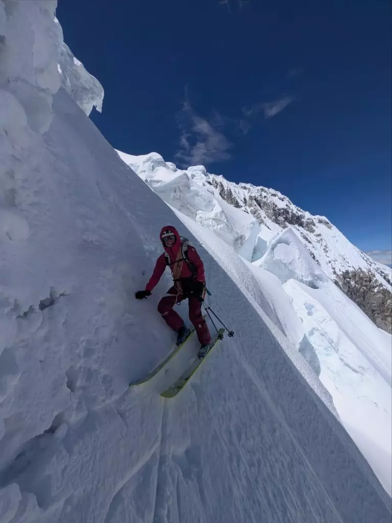 Sci Alpinismo: La Prima Discesa di 'Acceso Momentáneo' sul Ranrapalca