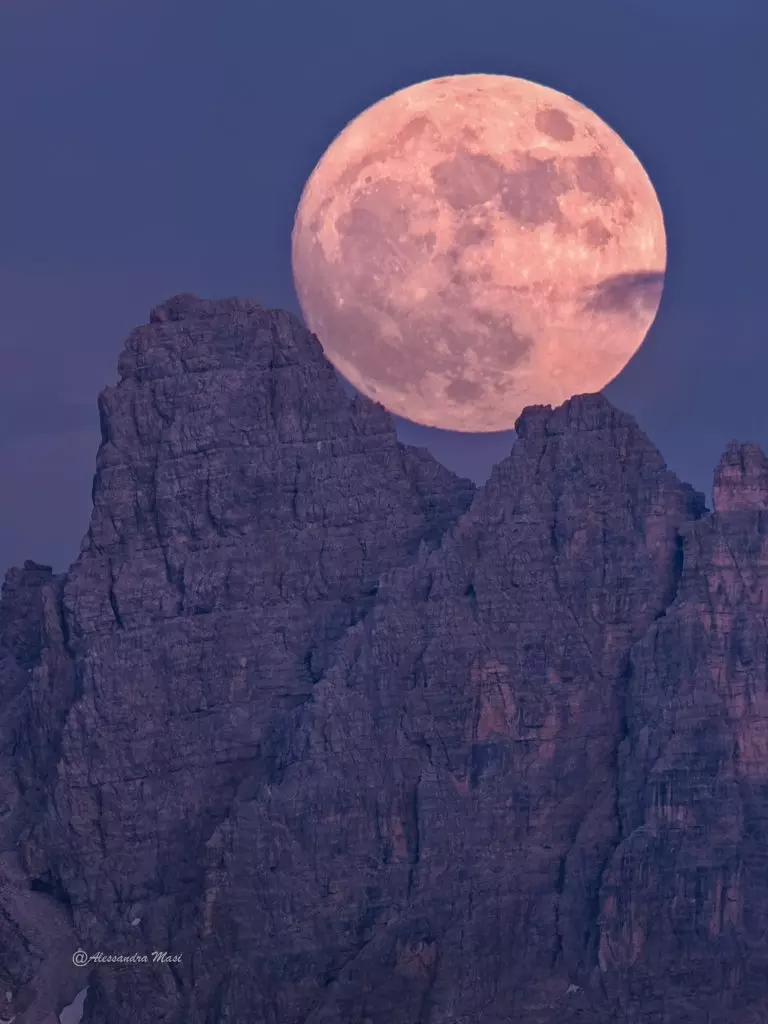 La Magia della Luna Blu e Microluna Sulle Dolomiti d'Oltre Piave