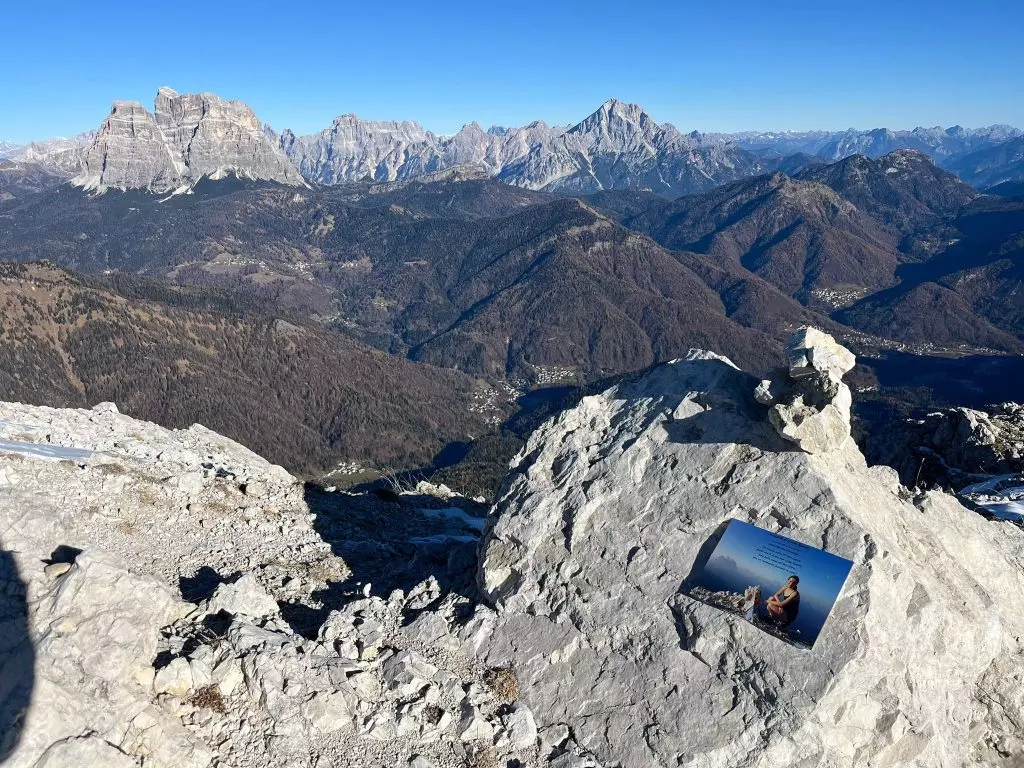Cresce l'inciviltà nelle Alpi: Bottiglie Abbandonate e Targhe Violate nelle Dolomiti