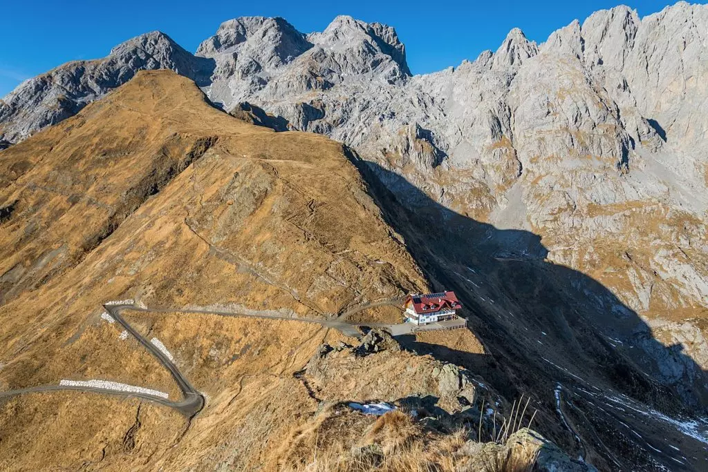 Il Futuro Incerto del Rifugio Marinelli: La Corsa del CAI Udine per un Nuovo Gestore
