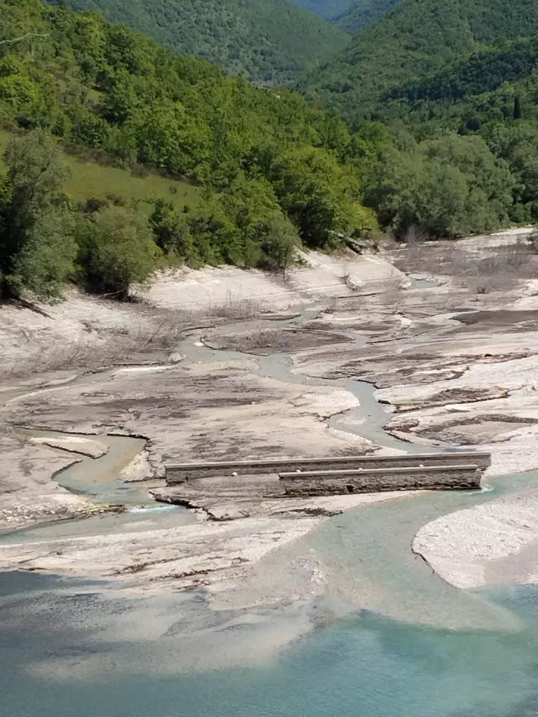 Il Ritiro delle Acque nel Lago di Fiastra: Un Fenomeno Controllato e un'Opportunità Storica