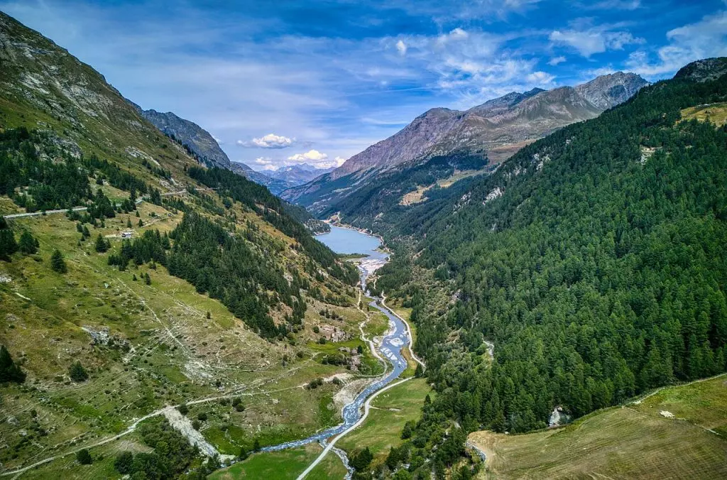 Oltre il PIL: Misurare il Vero Valore delle Comunità Montane e del Turismo Sostenibile