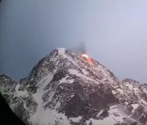 Distrutta dal Fuoco la Capanna Lagoscuro: Un Simbolo dell'Adamello in Cenere