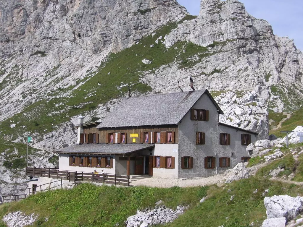 Cresce il fenomeno degli atti vandalici in montagna: rifugi e bivacchi nel mirino