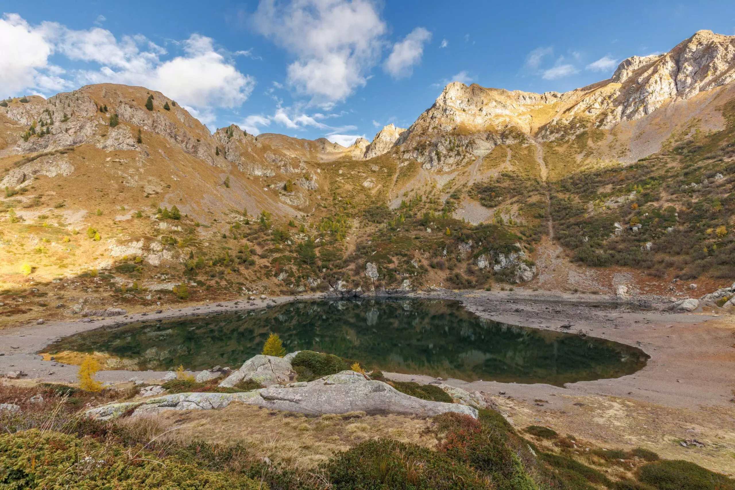 L'incanto del Lago di Erdemolo: Un'immersione nella natura e cultura mòchena