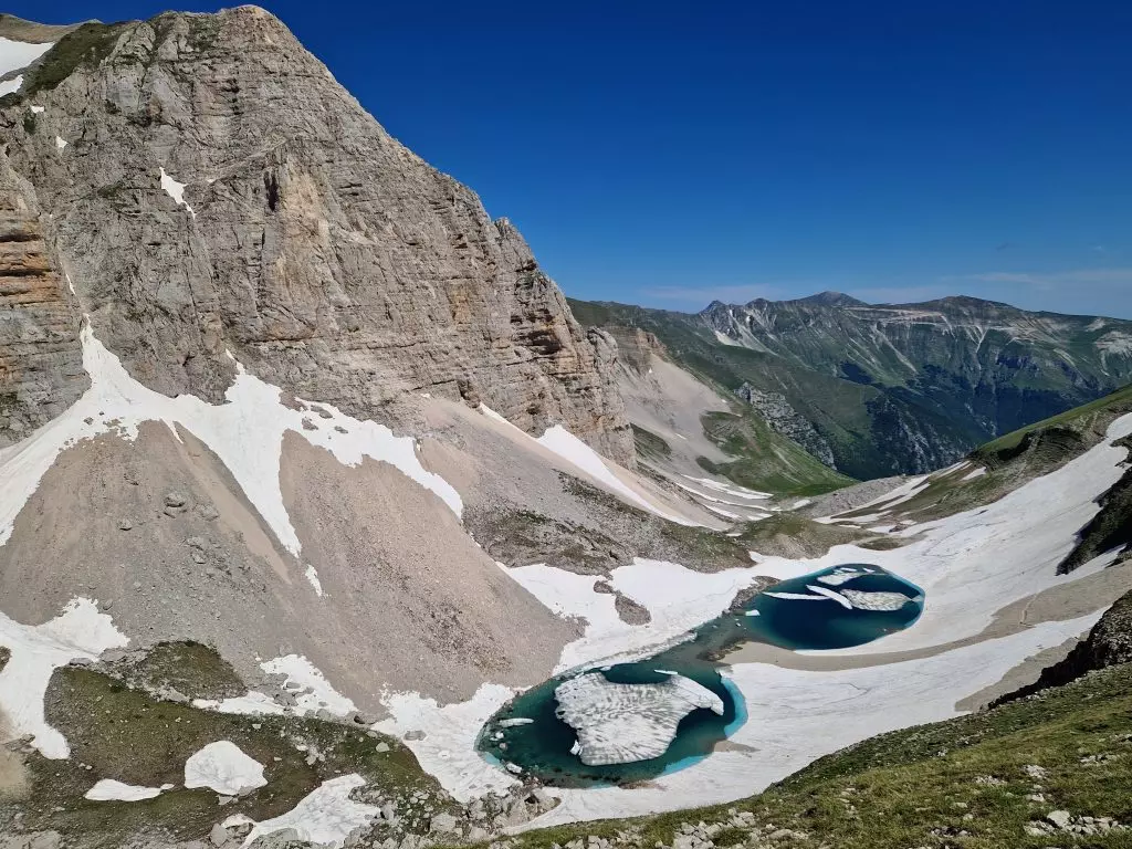Il ritorno degli "occhiali" del Lago di Pilato: uno spettacolo della natura da ammirare con rispetto