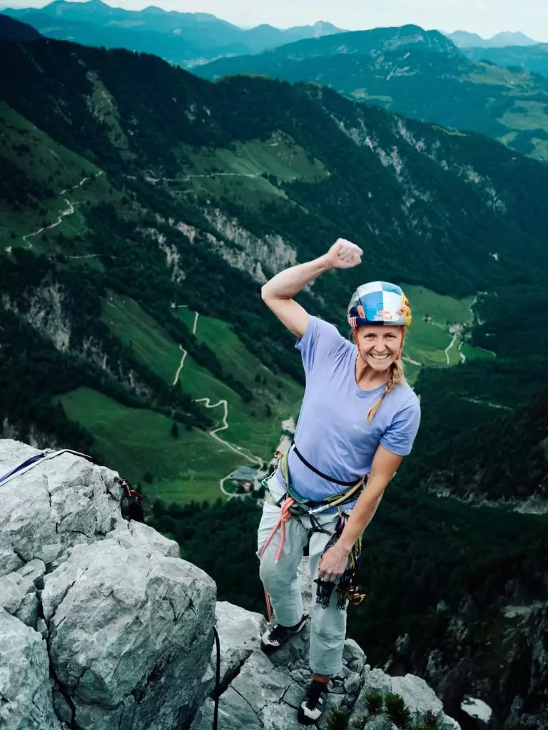 Lara Neumeier Conquista la Trilogia Alpina: Un'Impresa Storica nell'Arrampicata