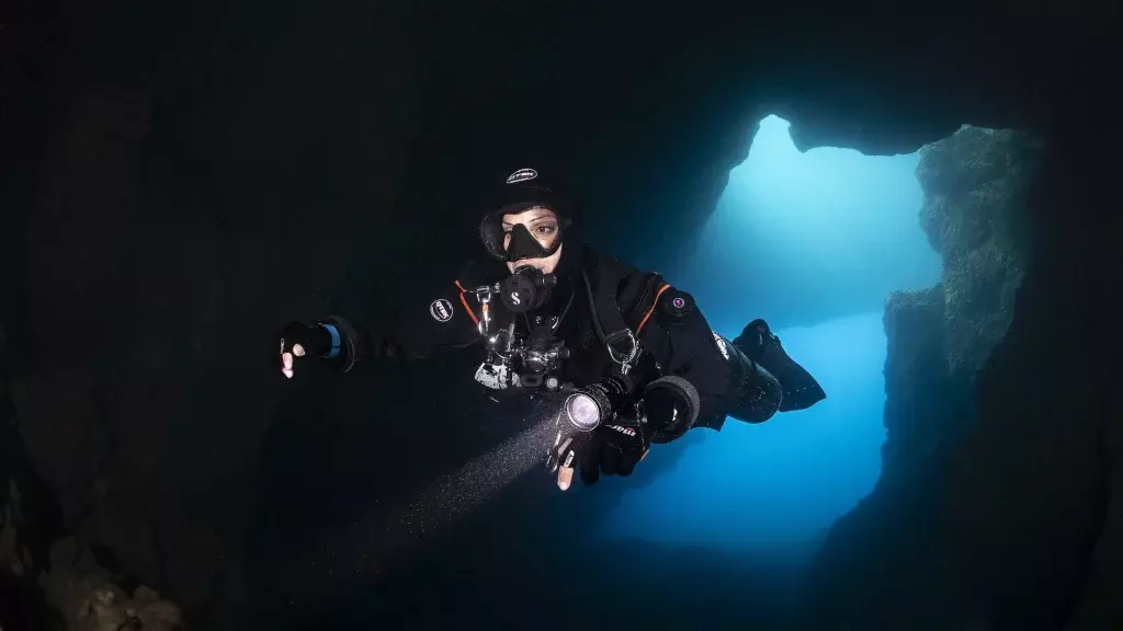 Esplorazione Subacquea in Ambienti Confinati: Relitti e Grotte