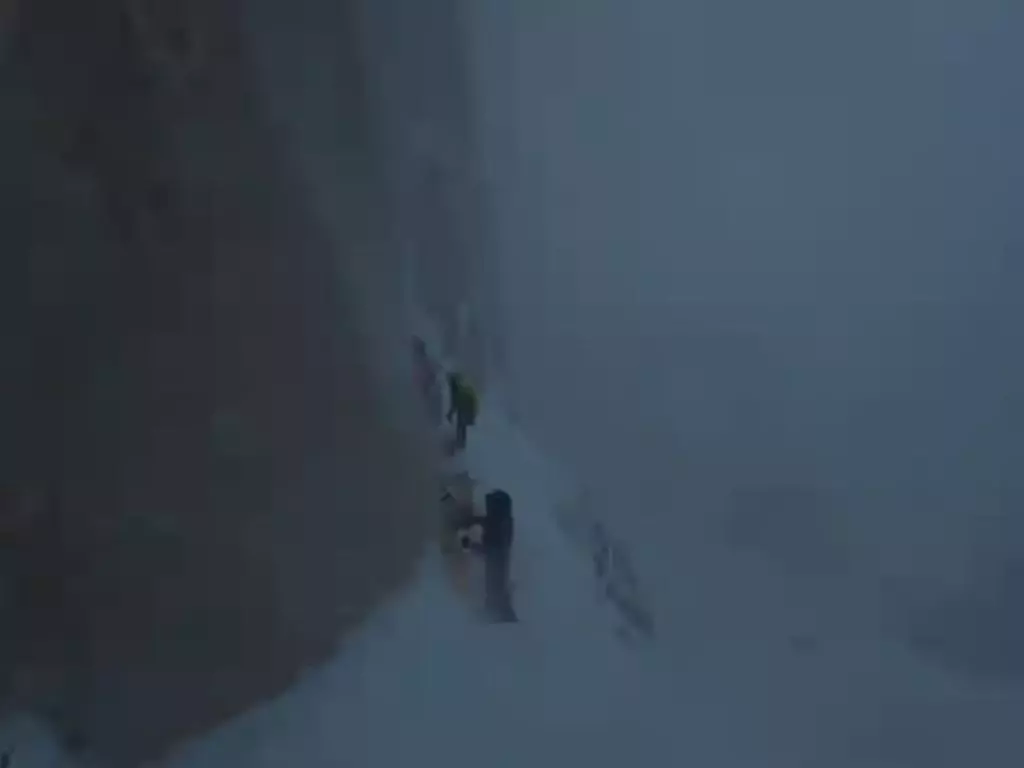 Spedizione K7: Alpinisti Italiani Affrontano la Parete Est Inesplorata, Mentre Colin Haley Si Ritira per Infortunio
