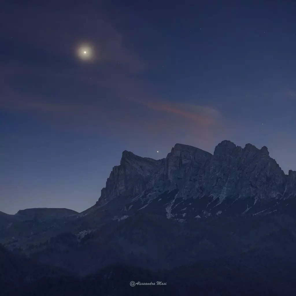 Fenomeni Celesti e Fascino Alpino: L'Incontro tra Luna e Venere sulle Dolomiti