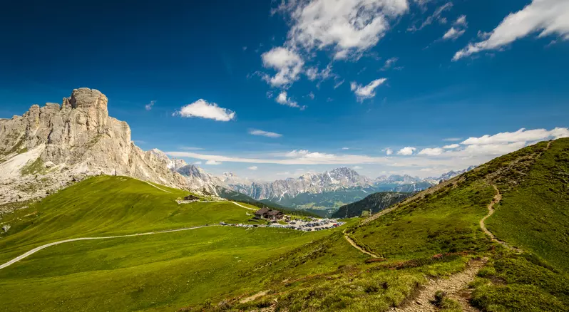 Panorami estivi mozzafiato sulle Dolomiti venete: un percorso tra vette, laghi e storia