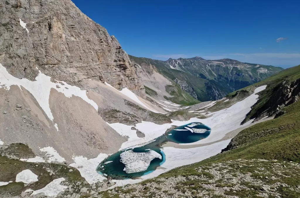 Lago di Pilato: Un Tesoro Naturale Sotto Assedio