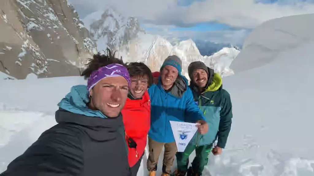 Ascesa Eroica sul K7: La Nuova Via 'Rollercoaster' Conquista il Karakorum Pakistano