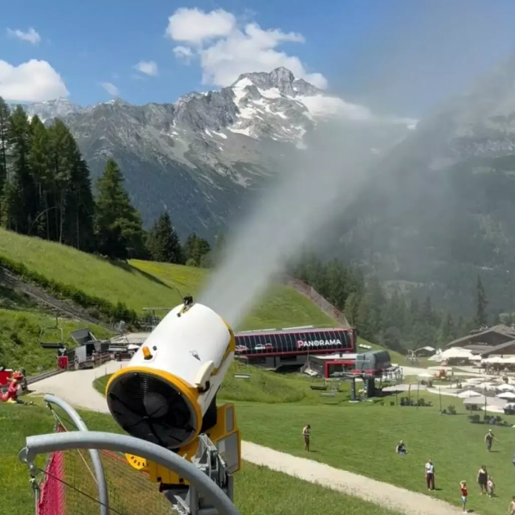 Innovazione estiva in Val Pusteria: il cannone da neve si trasforma in "doccia" refrigerante e genera dibattito
