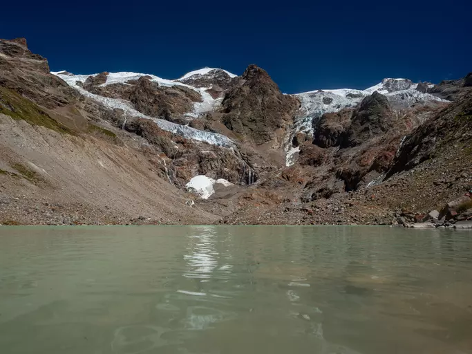 Esplorare la Valle di Gressoney: quattro percorsi alpini rinfrescanti tra laghi, rifugi e panorami mozzafiato sul Monte Rosa