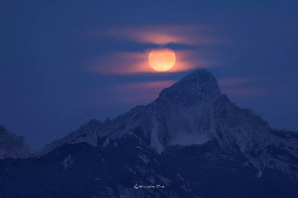 La Luna Piena delle Fragole Incanta le Dolomiti con Fenomeni Celesti Unici