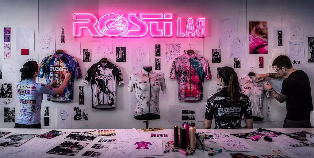 Rosti Art: La Fusione di Ciclismo e Arte in una Nuova Collezione di Maglie