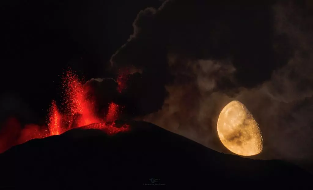 L'Etna e la Luna: Uno Spettacolo Notturno di Fuoco e Poesia