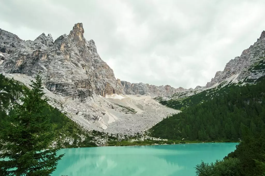 Dalle Dolomiti alla California: L'Emergenza Sovraturismo e la Difficile Ricerca di un Equilibrio