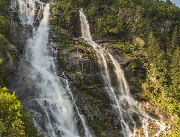 Incanto d'Acqua in Trentino: 9 Percorsi Esclusivi per Scoprire le Cascate Più Suggestive
