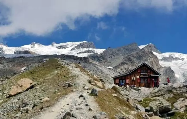 Val d'Ayas: Un Viaggio Incantevole tra Ghiacciai, Storia e Natura Alpina
